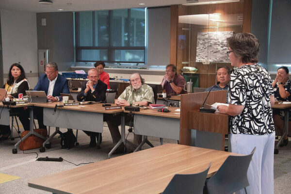 Regents meet privately with 2 finalists for University of Hawaii president