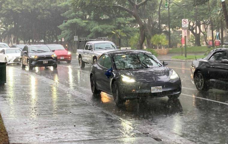 CRAIG T. KOJIMA / CKOJIMA@STARADVERTISER.COM
                                Rain dampened Punchbowl Street this morning.