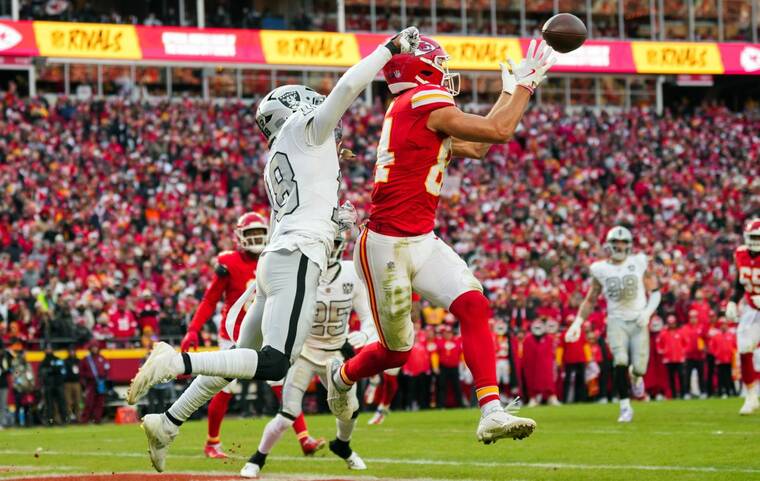 JAY BIGGERSTAFF-IMAGN IMAGES
                                Kansas City Chiefs wide receiver Justin Watson catches a touchdown pass, today, against Las Vegas Raiders cornerback Jack Jones during the first half at GEHA Field at Arrowhead Stadium.