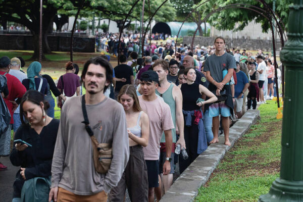 Lines of mostly Republicans delay vote tally