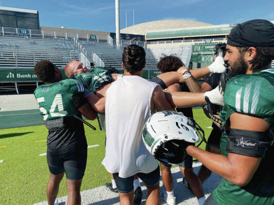 Hawaii gives seniors a big sendoff after final practice