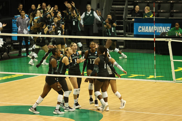 EDUARDO GARCIA / SPECIAL TO THE STAR-ADVERTISER
                                The Hawaii women’s volleyball team celebrated a point against TCU in the first round of the NCAA Tournament today at Matthew Knight Arena.