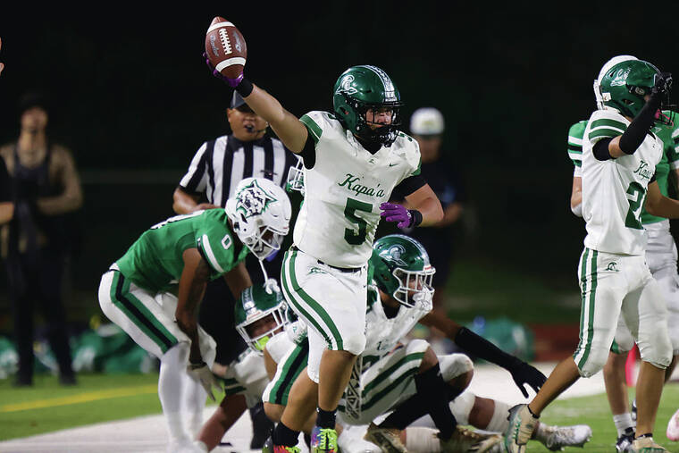 ANDREW LEE / SPECIAL TO THE STAR-ADVERTISER
                                Kapaa’s Ryan Peters (5) celebrates after recovering a fumble during the HHSAA Division 1 Football Championship Game against Konawaena on Saturday at Mililani High School.